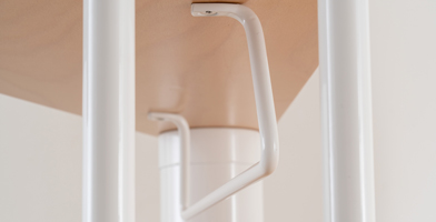 Primo piano sugli accessori per scale, inclusa una barra alzata per un'installazione sicura.