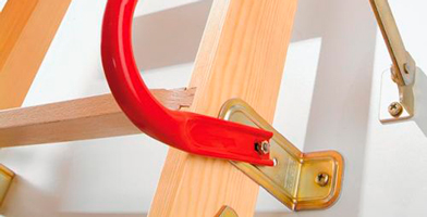 Accessori e ricambi, inclusi elementi in metallo e legno, per la manutenzione o il miglioramento delle scale retrattili.