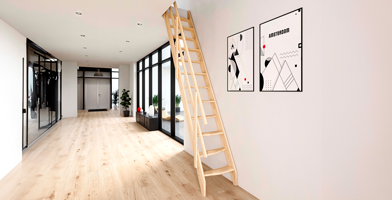 Scala da mugnaio dal design semplice e funzionale, ideale per accedere a piattaforme rialzate.