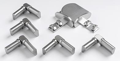 Una selezione di accessori metallici, inclusi giunti angolari e connettori, per l’assemblaggio dei parapetti.