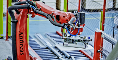 Macchinari robotici avanzati su una linea di produzione, a testimonianza dell’innovazione e dello sviluppo.