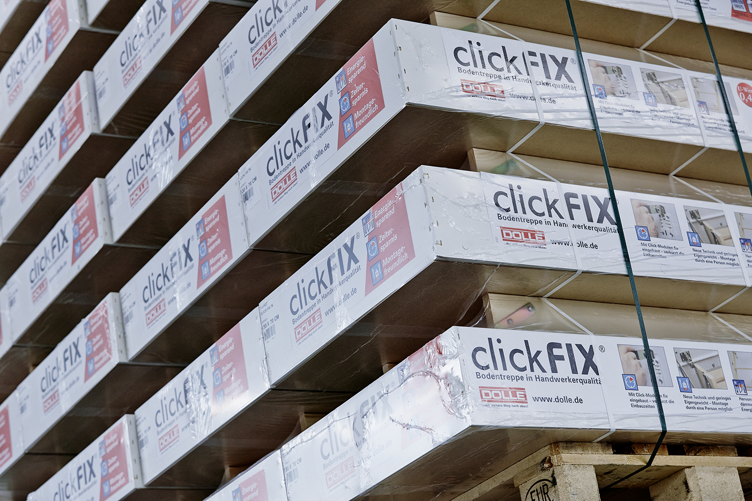 Pacchi impilati di sistemi retrattili ClickFIX su un pallet, confezionati in imballaggi con marchio e dettagli del prodotto.