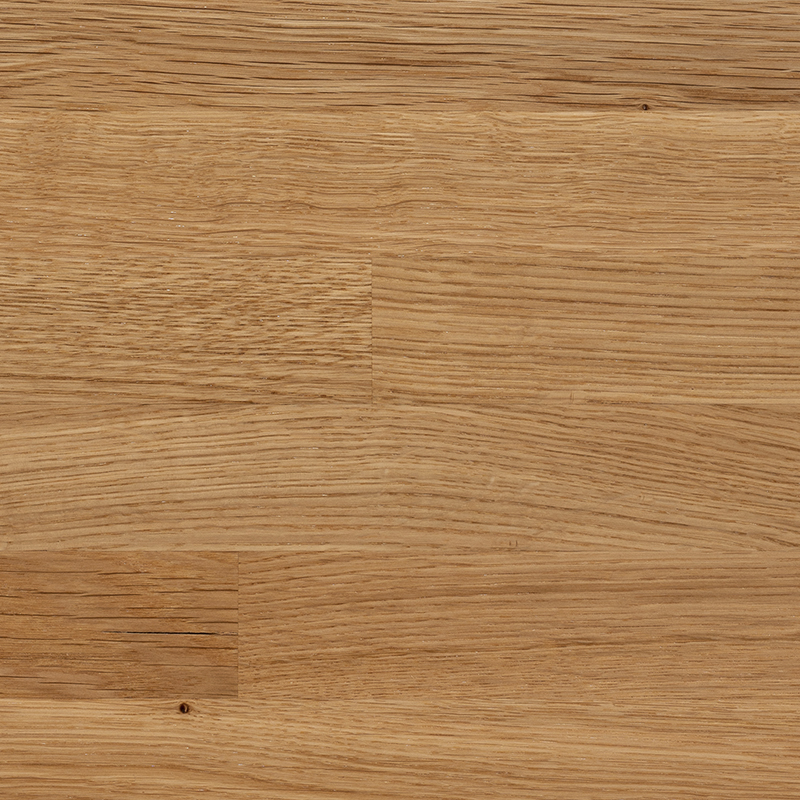 Primo piano su quercia massiccia verniciata, con finitura semi-lucida e venatura accentuata.