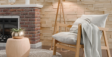 Spazio abitativo accogliente con rivestimenti in legno sulla parete, decorazione dai toni caldi, con poltrona e illuminazione soffusa.