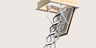 Scala retrattile su misura dal design essenziale, adattata a esigenze di spazio specifiche.