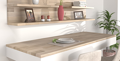 Mensole in legno dal design essenziale, decorate con piante e stoviglie.