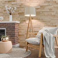 Angolo del soggiorno con pannellatura in legno alle pareti, camino e elementi decorativi come mensole e lampade.