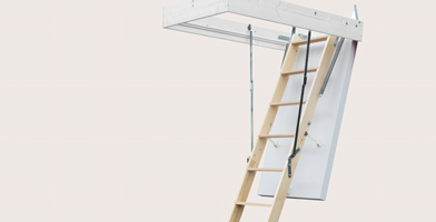 Primo piano su una scala retrattile clickFIX®/ISOCLIC con isolamento avanzato e design leggero.