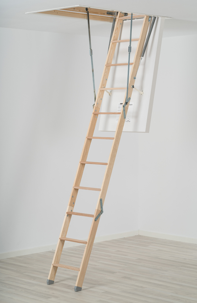 Scala da soffitta in legno con design pieghevole.