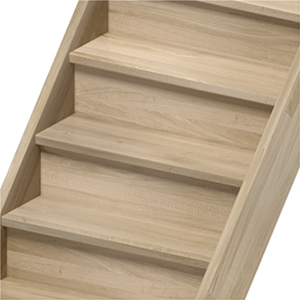 Image di una scala con alzate chiuse in legno, con gradini e alzate solidi, che offre un design pulito e un potenziale spazio di stoccaggio sotto.