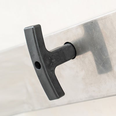 Primo piano di una maniglia ergonomica nera su una botola da tetto, progettata per un utilizzo facile con una sola mano.
