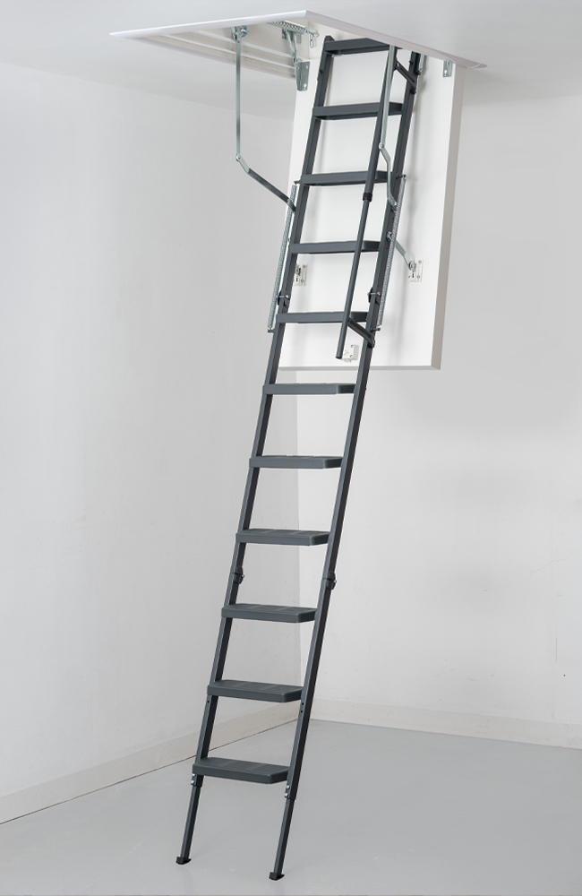 Scala retrattile su misura in metallo nero.