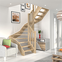 Elegante scala in legno in un soggiorno con quadri incorniciati, mobili e illuminazione naturale.